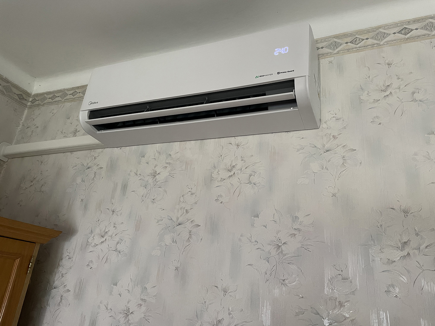 Midea klíma beltéri egysége egy vecsési családi házban